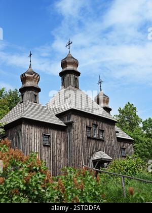 Grande vecchia chiesa ortodossa in legno Foto Stock