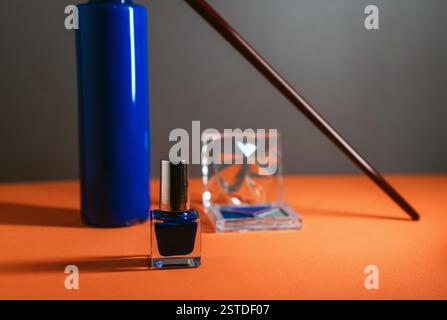Forniture d'arte blu vibranti disposte su una superficie arancione brillante che crea un contrasto sorprendente nei colori. Foto Stock