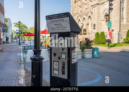 Longueuil, Quebec, Canada - agosto 26 2021: Longueuil City Parking Lot Pay Station. Zona STC 01. Foto Stock