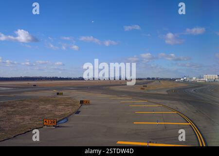 NEW YORK, USA - 8 GENNAIO 2025 - Vista dello skyline di New York dall'Aeroporto Internazionale John F. Kennedy (JFK). Foto Stock