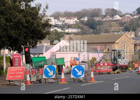 Clevedon, Regno Unito. 18 febbraio 2025. I controversi e confusi parcheggi sulla linea ondulata, una mini rotatoria molto piccola e una pista ciclabile a doppia larghezza, erano impopolari tra i residenti locali. Le opere originali, esposte nel 2022, che si dice siano costate 1,5 milioni di dollari, saranno sostituite da un progetto più convenzionale. In figura, strada chiusa per riallineare l'incrocio. Crediti: JMF News/Alamy Live News Foto Stock