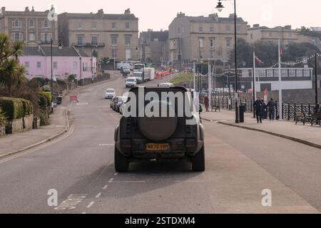 Clevedon, Regno Unito. 18 febbraio 2025. I controversi e confusi parcheggi sulla linea ondulata, una mini rotatoria molto piccola e una pista ciclabile a doppia larghezza, erano impopolari tra i residenti locali. Le opere originali, esposte nel 2022, che si dice siano costate 1,5 milioni di dollari, saranno sostituite da un progetto più convenzionale. I veicoli attualmente parcheggiati legittimamente, ma di fronte al parcheggio sul lungomare, verranno ripristinati. Crediti: JMF News/Alamy Live News Foto Stock