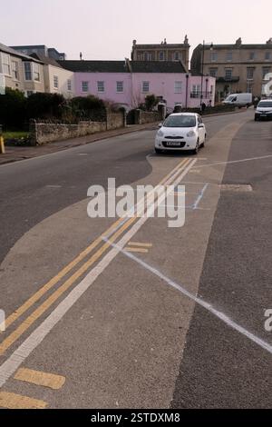 Clevedon, Regno Unito. 18 febbraio 2025. I controversi e confusi parcheggi sulla linea ondulata, una mini rotatoria molto piccola e una pista ciclabile a doppia larghezza, erano impopolari tra i residenti locali. Le opere originali, esposte nel 2022, che si dice siano costate 1,5 milioni di dollari, saranno sostituite da un progetto più convenzionale. I veicoli attualmente parcheggiati legittimamente, ma di fronte al parcheggio sul lungomare, verranno ripristinati. Crediti: JMF News/Alamy Live News Foto Stock