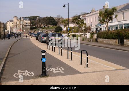 Clevedon, Regno Unito. 18 febbraio 2025. I controversi e confusi parcheggi sulla linea ondulata, una mini rotatoria molto piccola e una pista ciclabile a doppia larghezza, erano impopolari tra i residenti locali. Le opere originali, esposte nel 2022, che si dice siano costate 1,5 milioni di dollari, saranno sostituite da un progetto più convenzionale. I veicoli attualmente parcheggiati legittimamente, ma di fronte al parcheggio sul lungomare, verranno ripristinati. Crediti: JMF News/Alamy Live News Foto Stock