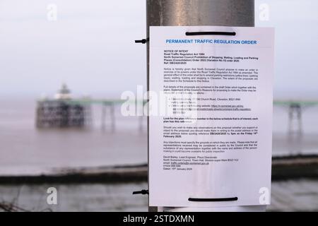 Clevedon, Regno Unito. 18 febbraio 2025. I controversi e confusi parcheggi sulla linea ondulata, una mini rotatoria molto piccola e una pista ciclabile a doppia larghezza, erano impopolari tra i residenti locali. Le opere originali, esposte nel 2022, che si dice siano costate 1,5 milioni di dollari, saranno sostituite da un progetto più convenzionale. Avviso di pianificazione e Clevedon Pier. Crediti: JMF News/Alamy Live News Foto Stock