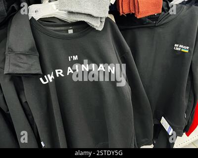 Leopoli, Ucraina - 16 febbraio 2025: Due felpe con disegni che rappresentano l'identità Ucraina e il coraggio in tessuto nero Foto Stock