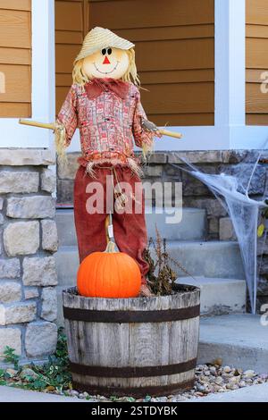 Spaventapasseri di Halloween con la zucca Foto Stock