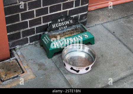 Una ciotola per cani in ghisa Hudson's Soap, una ciotola per l'acqua o una ciotola per l'acqua, Inghilterra, Regno Unito Foto Stock