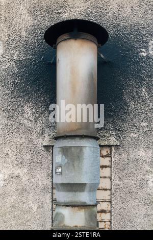Vecchio camino di estrazione in un edificio industriale Foto Stock