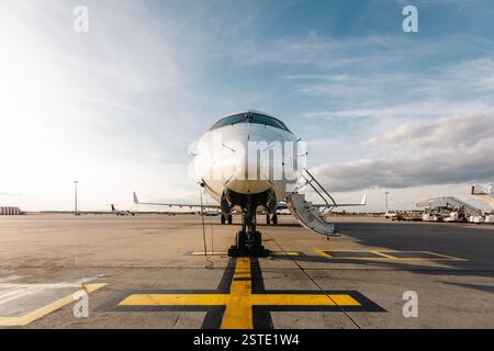 Vista frontale dell'aereo a terra in attesa di essere imbarcato. Aereo all'aeroporto nelle giornate di sole. Foto Stock