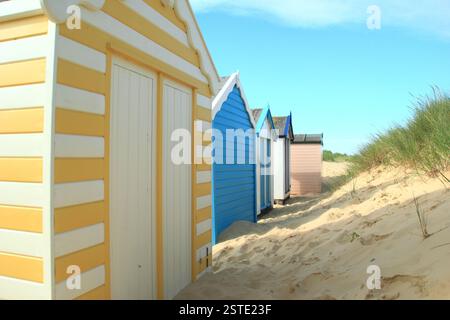 Southwold Beach. Capanne sulla spiaggia di Southwold in estate, Suffolk, Regno Unito. Foto Stock