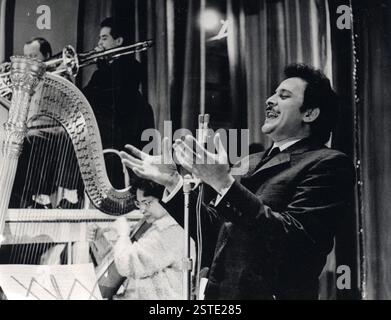 Il cantante italiano Domenico Modugno canta in un concerto, Italia anni '1950 Foto Stock