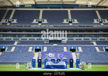 Diversi trofei vinti durante la sua gestione sono esposti durante l'omaggio allo stadio. Migliaia di tifosi del FC Porto si riuniscono a Estádio do Dragão per rendere onore all'ex presidente Jorge Nuno Pinto da Costa del Futebol Clube do Porto, morto a 87 anni dopo una battaglia di tre anni contro il cancro alla prostata. Foto Stock