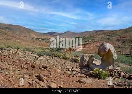 Fuerteventura, Barranco de las Penitas - bomba lavica rotta sul sentiero escursionistico nella valle delle palme Foto Stock