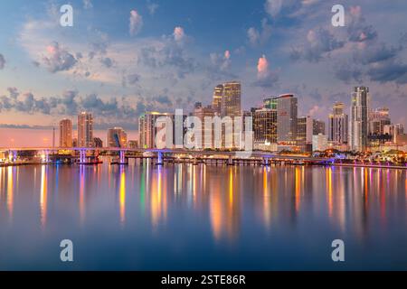 Miami, Florida, Stati Uniti. Immagine aerea della città di Miami, Florida, con riflessi dello skyline della città in acqua alla splendida alba. Foto Stock