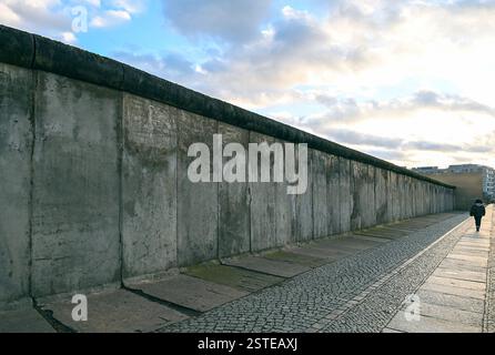Parte del muro di Berlino o del Berliner Mauer con cielo blu Foto Stock