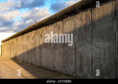 Parte del muro di Berlino o del Berliner Mauer con cielo blu Foto Stock