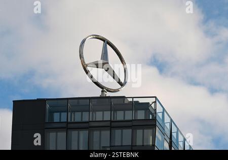 BERLINO - GENNAIO 08: Simbolo classico dell'azienda Mercedes-Benz a Berlino l'8 gennaio. 2025 in Germania Foto Stock