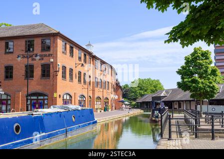 Canal Narrow boats ormeggiate nel bacino del canale di Coventry Warwickshire West Midlands Inghilterra Regno Unito Europa Foto Stock