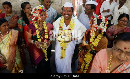 Sposa e sposo alla cerimonia nuziale a Viayapura (Bijapur), Karnataka, India Foto Stock