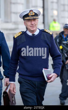 Londra, Inghilterra, Regno Unito. 18 febbraio 2025. Il capo dello staff della difesa ammiraglio Sir Tony Radakin KCB ADC ha visto lasciare l'ufficio del gabinetto 70 Whitehall Credit: Richard Lincoln/Alamy Live News Foto Stock