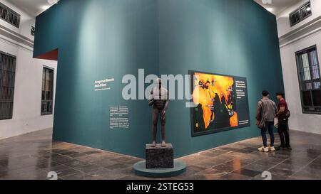 Giacarta, 8 febbraio 2025: Mostra del Museo dell'evoluzione umana con statua e mappa delle migrazioni mondiali presso il Museo Nazionale nel centro di Giacarta, Giacarta Foto Stock