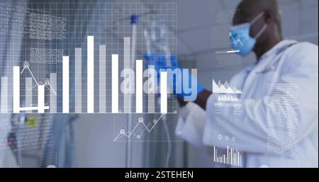Scienziato in laboratorio che analizza i dati con grafici digitali sovrapposti alla scena Foto Stock