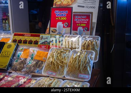Seoul, Corea del Sud - 26 ottobre 2024: Radici di ginseng coreano confezionate (Panax ginseng) esposte in vendita al mercato di Gwangjang a Seoul, Corea del Sud. Foto Stock