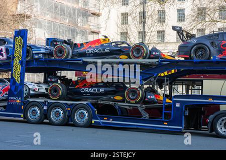 Londra, Regno Unito. 18 febbraio 2025. Convoglio di corse Red Bull a Whitehall Londra Regno Unito credito: Ian Davidson/Alamy Live News Foto Stock