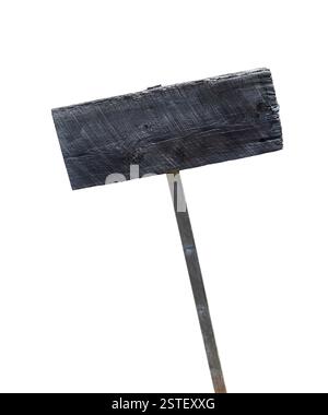 Vecchio cartello grigio vuoto in legno su un'asta, testo o messaggio, intaglio isolato su bianco Foto Stock
