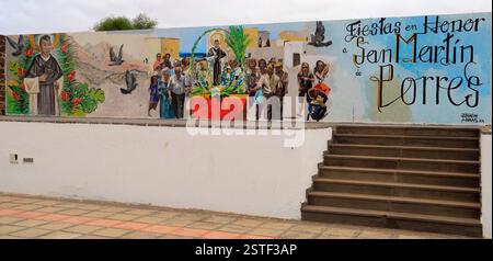 Colorato murale comunitario nella chiesa di Martin de Porres, El Roque, oliva, Fuerteventura, Isole Canarie, Spagna, UE. - L'inverno 2024 Foto Stock