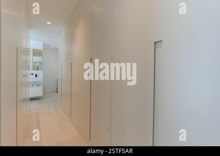 una passeggiata nascosta nel guardaroba che conduce al bagno principale della casa vacanze mediterranea Foto Stock