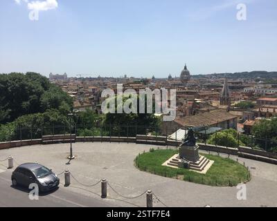 Ammira lo splendido skyline di Roma, caratterizzato da antichi monumenti e strutture moderne da un alto punto panoramico. Foto Stock