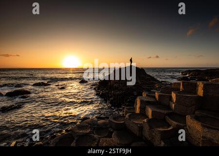 Splendido tramonto al Giants Causeway, Bushmills, Irlanda del Nord, Regno Unito Foto Stock