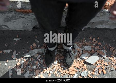 Fiducioso uomo in posa di cimosa jeans Foto Stock