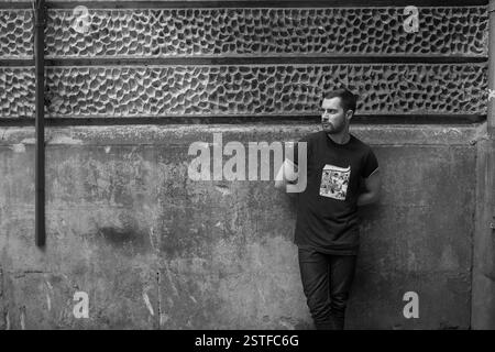 Fiducioso uomo in posa di cimosa jeans Foto Stock
