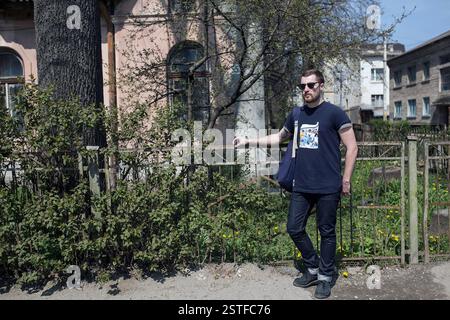 Fiducioso uomo in posa di cimosa jeans Foto Stock