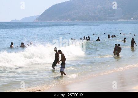 18 febbraio 2025, Rio De Janeiro, Rio De Janeiro, Brasile: Rio de janeiro (rj), 02/18/2025-climatempo/verao/calor/rj- la città di rio de janeiro ha battuto un record di caldo questo martedì 18 febbraio, la città ha registrato 44Ã‚Â c e attivato il livello 4 del protocollo di calore in città per la prima volta, dal 2023 la temperatura ha raggiunto 42 gradi e una sensazione di 60Ã‚Â c, nelle immagini viste dai bagnanti nella zona sud di rio de janeiro. (Foto: JosÃƒ © Lucena/Thenews2/Zumapress) (immagine di credito: © Jose Lucena/TheNEWS2 via ZUMA Press Wire) SOLO PER USO EDITORIALE! Non per Commercial Foto Stock