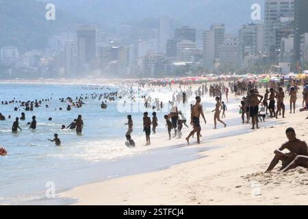 18 febbraio 2025, Rio De Janeiro, Rio De Janeiro, Brasile: Rio de janeiro (rj), 02/18/2025-climatempo/verao/calor/rj- la città di rio de janeiro ha battuto un record di caldo questo martedì 18 febbraio, la città ha registrato 44Ã‚Â c e attivato il livello 4 del protocollo di calore in città per la prima volta, dal 2023 la temperatura ha raggiunto 42 gradi e una sensazione di 60Ã‚Â c, nelle immagini viste dai bagnanti nella zona sud di rio de janeiro. (Foto: JosÃƒ © Lucena/Thenews2/Zumapress) (immagine di credito: © Jose Lucena/TheNEWS2 via ZUMA Press Wire) SOLO PER USO EDITORIALE! Non per Commercial Foto Stock