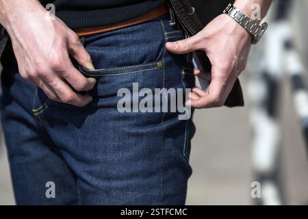 Un uomo vestito di jeans, un primo piano Foto Stock