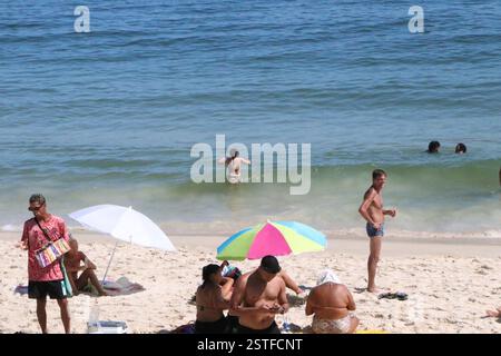 18 febbraio 2025, Rio De Janeiro, Rio De Janeiro, Brasile: Rio de janeiro (rj), 02/18/2025-climatempo/verao/calor/rj- la città di rio de janeiro ha battuto un record di caldo questo martedì 18 febbraio, la città ha registrato 44Ã‚Â c e attivato il livello 4 del protocollo di calore in città per la prima volta, dal 2023 la temperatura ha raggiunto 42 gradi e una sensazione di 60Ã‚Â c, nelle immagini viste dai bagnanti nella zona sud di rio de janeiro. (Foto: JosÃƒ © Lucena/Thenews2/Zumapress) (immagine di credito: © Jose Lucena/TheNEWS2 via ZUMA Press Wire) SOLO PER USO EDITORIALE! Non per Commercial Foto Stock