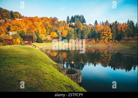 Incantevole paesaggio autunnale intorno al lago a Banska Stiavnica Foto Stock