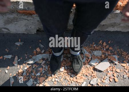 Fiducioso uomo in posa di cimosa jeans Foto Stock