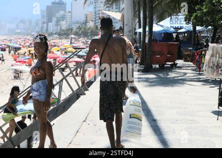 18 febbraio 2025, Rio De Janeiro, Rio De Janeiro, Brasile: Rio de janeiro (rj), 02/18/2025-climatempo/verao/calor/rj- la città di rio de janeiro ha battuto un record di caldo questo martedì 18 febbraio, la città ha registrato 44Ã‚Â c e attivato il livello 4 del protocollo di calore in città per la prima volta, dal 2023 la temperatura ha raggiunto 42 gradi e una sensazione di 60Ã‚Â c, nelle immagini viste dai bagnanti nella zona sud di rio de janeiro. (Foto: JosÃƒ © Lucena/Thenews2/Zumapress) (immagine di credito: © Jose Lucena/TheNEWS2 via ZUMA Press Wire) SOLO PER USO EDITORIALE! Non per Commercial Foto Stock