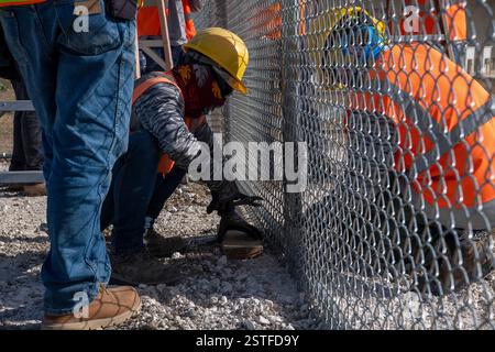 Guantánamo Bay, Cuba. 15 febbraio 2025. Gli appaltatori del Dipartimento della difesa degli Stati Uniti installano una recinzione per espandere il Centro operativo illegale di Alien Holding presso la stazione navale di Guantanamo Bay, 15 febbraio 2025 a Guantanamo Bay, Cuba. Homeland Security ha ordinato l'espansione per trattenere i migranti deportati fino a quando un altro paese non li riceverà. Crediti: PO1 Bryan mai/U. S Navy Photo/Alamy Live News Foto Stock