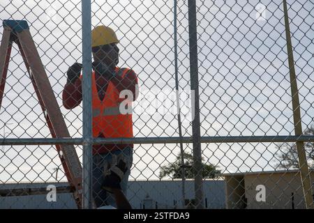 Guantánamo Bay, Cuba. 15 febbraio 2025. Gli appaltatori del Dipartimento della difesa degli Stati Uniti installano una recinzione per espandere il Centro operativo illegale di Alien Holding presso la stazione navale di Guantanamo Bay, 15 febbraio 2025 a Guantanamo Bay, Cuba. Homeland Security ha ordinato l'espansione per trattenere i migranti deportati fino a quando un altro paese non li riceverà. Crediti: PO1 Bryan mai/U. S Navy Photo/Alamy Live News Foto Stock