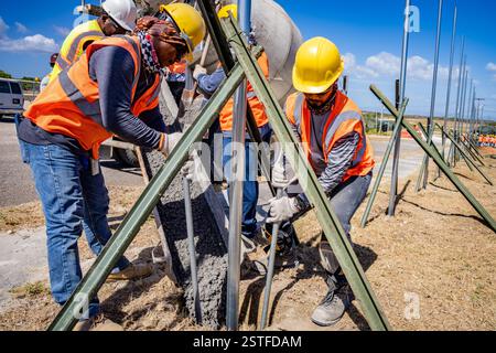 Guantánamo Bay, Cuba. 8 febbraio 2025. Gli appaltatori del Dipartimento della difesa degli Stati Uniti versano del cemento per mettere in sicurezza le postazioni di recinzione durante la costruzione di un centro operativo illegale di detenzione di alieni presso la stazione navale di Guantanamo Bay, 8 febbraio 2025, a Guantanamo Bay, Cuba. Homeland Security ha ordinato l'espansione per trattenere i migranti deportati fino a quando un altro paese non li riceverà. Credito: SSgt. ShaTyra Cox/U. S Army Photo/Alamy Live News Foto Stock