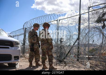 El Paso, Stati Uniti. 15 febbraio 2025. I soldati statunitensi assegnati alla 89th Military Police Brigade ispezionano una sezione del muro di confine, il 15 febbraio 2025 vicino a El Paso, Texas. U. Il presidente Donald Trump ha chiesto a 4.000 membri delle forze armate di sostenere la sicurezza interna nel garantire il confine meridionale. Crediti: SFC Justin Geiger/U. S Air Force/Alamy Live News Foto Stock