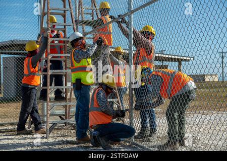 Guantánamo Bay, Cuba. 15 febbraio 2025. Gli appaltatori del Dipartimento della difesa degli Stati Uniti installano una recinzione per espandere il Centro operativo illegale di Alien Holding presso la stazione navale di Guantanamo Bay, 15 febbraio 2025 a Guantanamo Bay, Cuba. Homeland Security ha ordinato l'espansione per trattenere i migranti deportati fino a quando un altro paese non li riceverà. Crediti: PO1 Bryan mai/U. S Navy Photo/Alamy Live News Foto Stock