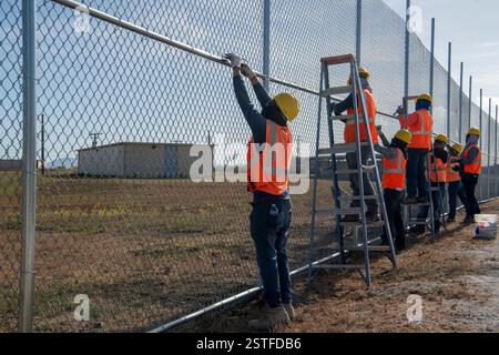 Guantánamo Bay, Cuba. 15 febbraio 2025. Gli appaltatori del Dipartimento della difesa degli Stati Uniti installano una recinzione per espandere il Centro operativo illegale di Alien Holding presso la stazione navale di Guantanamo Bay, 15 febbraio 2025 a Guantanamo Bay, Cuba. Homeland Security ha ordinato l'espansione per trattenere i migranti deportati fino a quando un altro paese non li riceverà. Crediti: PO1 Bryan mai/U. S Navy Photo/Alamy Live News Foto Stock